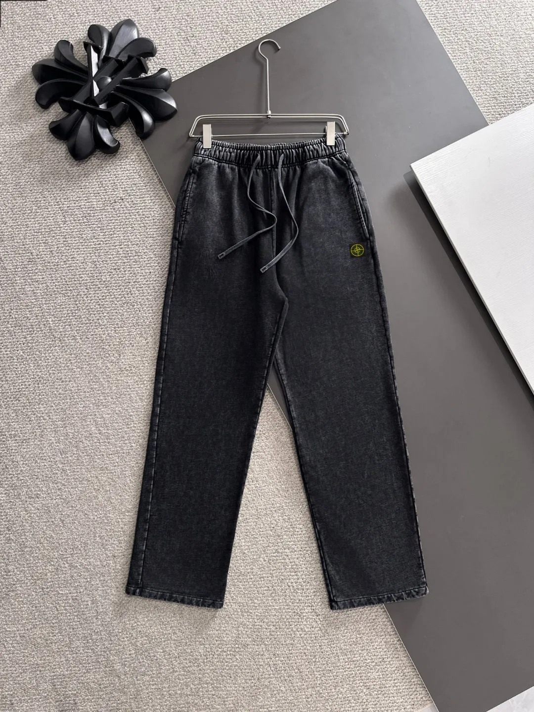 Next day shipment P360 Stone lsland/Stone Island Exclusively launches 25ss autumn and winter new high-quality trousers. Compare real-life details at will. Craftsmanship that ordinary small workshops cannot copy. Top-level ZP development. Unique imported fabric feel. Purely imported German machine production. Precision operation. Ten thousand needle density. A pair of trousers with rich details. You can see the development strength. A full set of new accessories are customized simultaneously. Simple yet elegant. Soft, delicate and comfortable. The upper body is versatile and fashionable. A perfect choice for autumn and winter. A must-have item. Loose fit. Please refer to the size chart when placing an order: S to XXL (or state your height and weight when placing an order)
